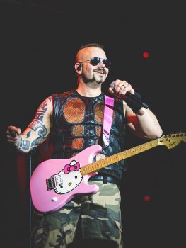 Sångaren Joakim Brodén i Sabaton står med en Hello Kitty gitarr i rosa framför sig.