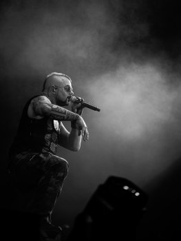 Sångaren Joakim Brodén på Sweden Rock 2025, i en svartvit bild där han plåtas från sidan