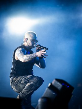 Joakim Brodén, sångaren i Sabaton från Falun står på en scen med blått scenljus som luser i bakgrunden